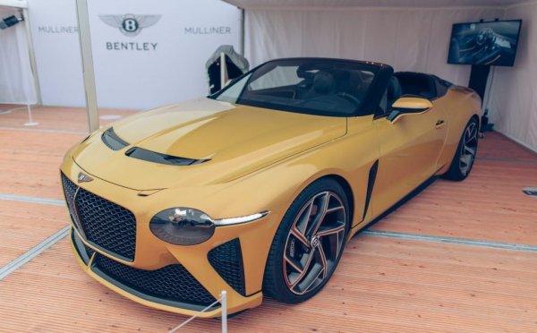 Salon Prive не е само конкурс за елегантност, но и възможност за производителите в свръхлуксозните сегменти да покажат новостите си. Това тук е новото Bentley Bacalar. 
